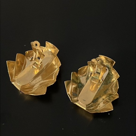 Y2K Givenchy Shiny Gold Plated Etched Abstract Runway Clip Earrings - Picture 14 of 15